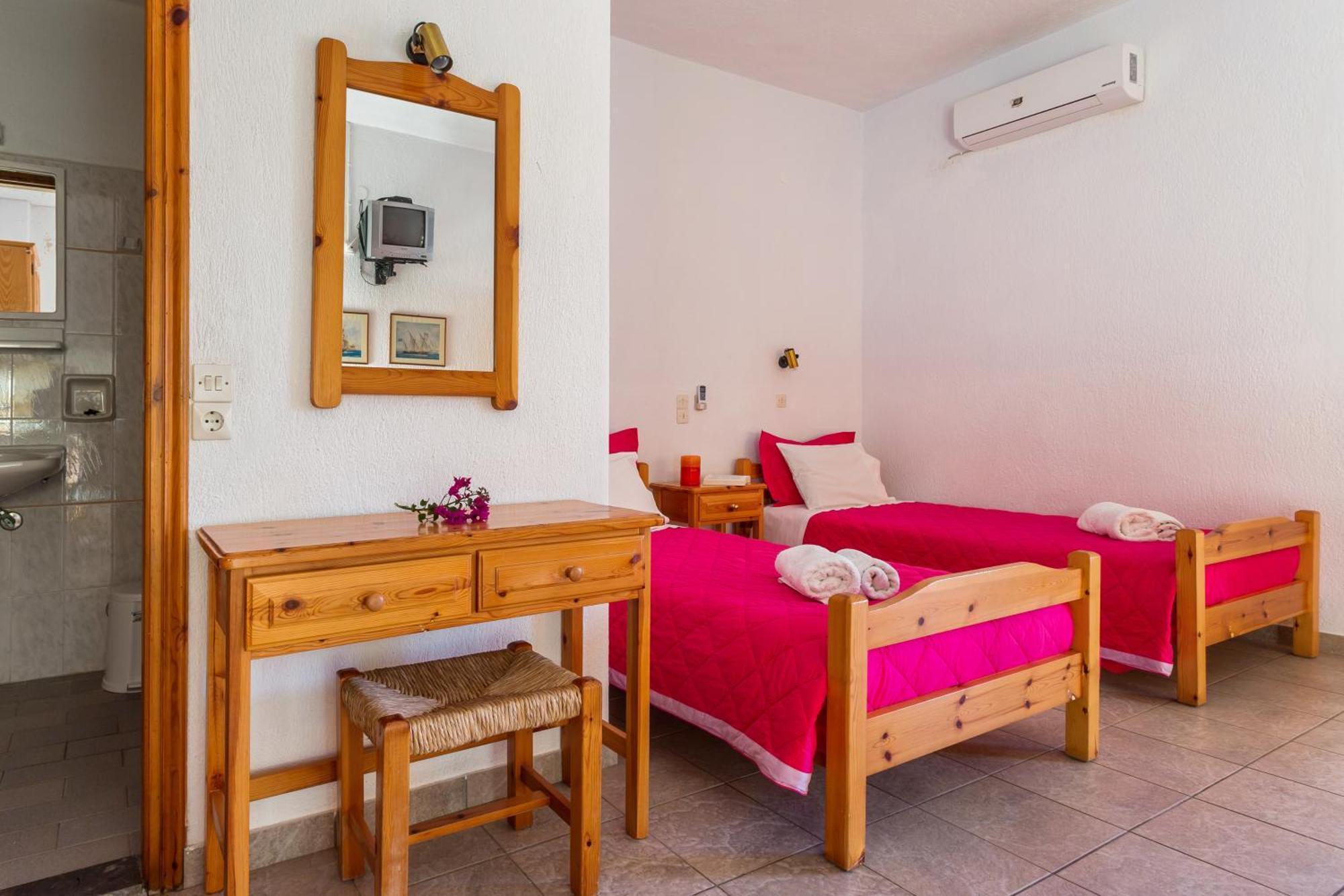 Nikolaos Studios Apartments Skopelos Town Exterior photo